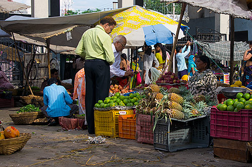 Färska frukter på marknad i Indien